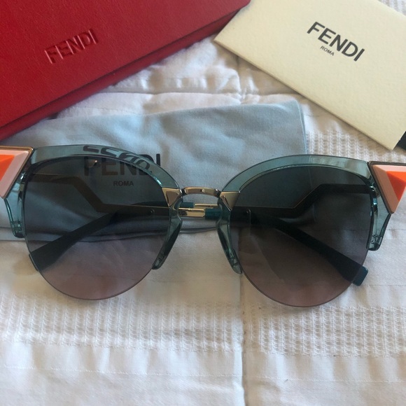 FENDI Iridia Cateye Sunglasses✨ - Picture 4 of 4